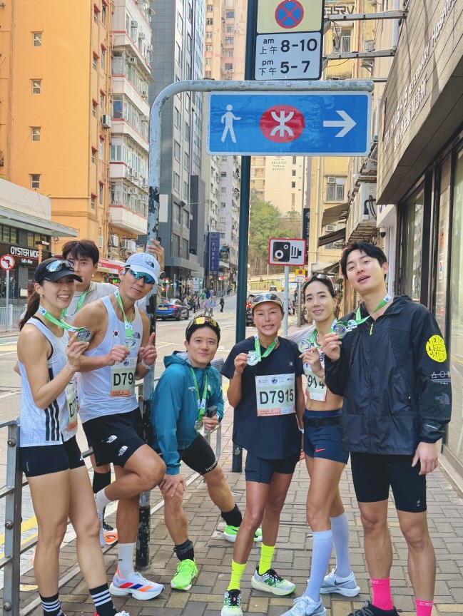 사진= 지난 18일 개최된 ‘2026 스탠다드차타드 홍콩 마라톤’에 가수 션을 비롯한 한국 셀럽 러너