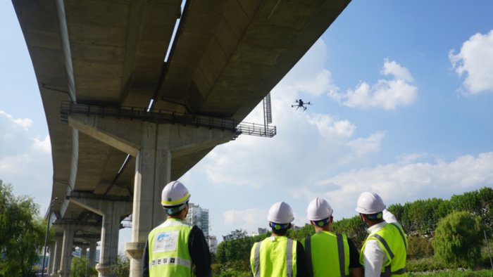 드론을 활용해 시설물을 점검하는 서울시설공단 관계자들 / 서울시설공단