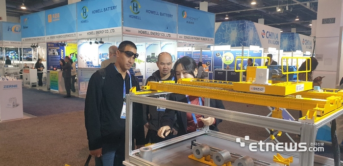 'CES 2026'에서 해외 바이어들이 휴비즈아이씨티의 '철강 스마트 무인 크레인 솔루션'을 살펴 보고 있다.