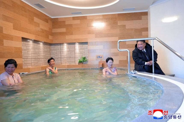 김정은 북한 국무위원장이 지난 20일 과거 운영 실태를 신랄하게 질타했던 함경북도 경성군 온포근로자휴양소 준공식에 참석해 리모델링 성과를 칭찬했다고 조선중앙통신이 21일 보도했다. 사진=조선중앙통신, 연합뉴스