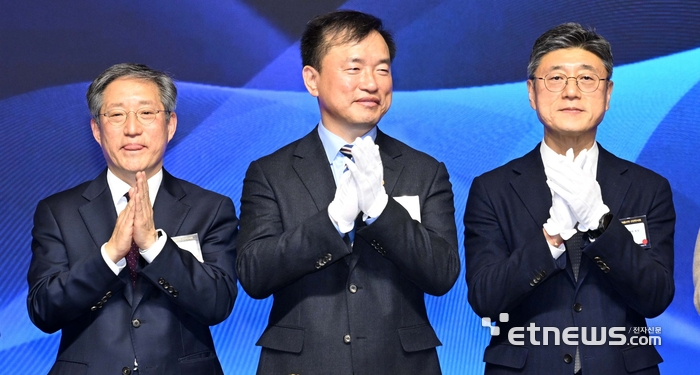 2026 방송미디어통신인 신년인사회가 23일 서울 여의도 콘래드호텔에서 열렸다. 방문신 한국방송협회장, 김종철 방송미디어통신위원회 위원장, 정재헌 한국정보방송통신진흥협회장이 박수를 치고 있다. 김민수기자 mskim@etnews.com