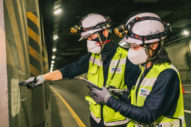 정밀안전점검을 진행 중인 서울시설공단 관계자들 / 서울시설공단