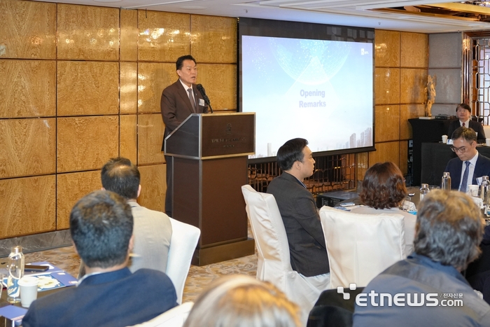 이재준 수원시장이 21일 홍콩 리츠칼튼 호텔에서 열린 수원경제자유구역 투자유치설명회에 참석해 인사말을 하고 있다.