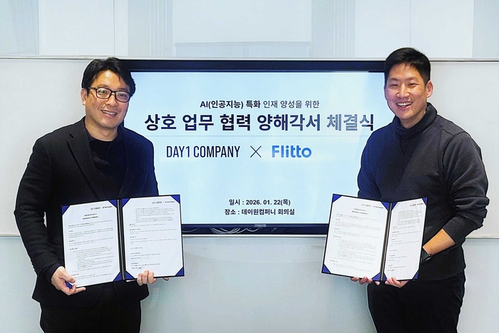 이정수 플리토 대표(왼쪽)와 이강민 데이원컴퍼니 대표가 업무협약식에서 사진촬영하고 있다. 플리토 제공