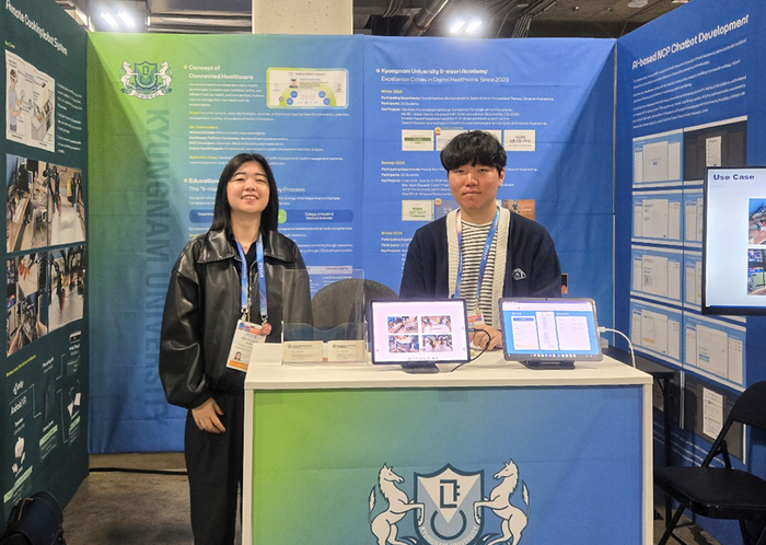 경남대 RISE사업단의 CES 2026 부스에서 김나영 스마트융합학과 박사과정(왼쪽)과 박주호 식품영양하과 학생이 AI 기반 임상영양관리 자동화 시스템을 소개했다.