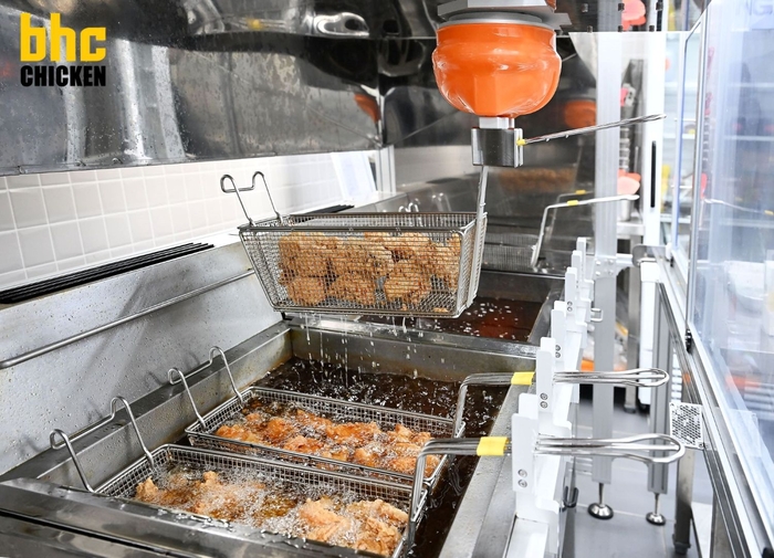 bhc, 튀김 로봇 '튀봇' 전국 40개 매장으로 확대 도입