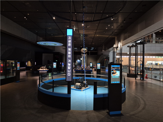 피직스 랩 내 관람객이 직접 탑승해 공기부양체를 조종하며 공기가 만드는 힘을 체감하는 체험 전시 '호버크래프트' 모습. (중앙과학관 제공)