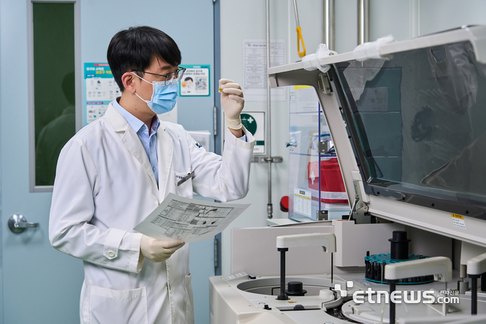 케이메디허브 연구원이 분석실험을 하고 있다.