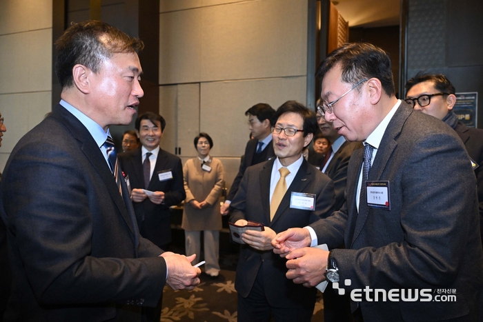 [포토] 김종철 방미통위 위원장과 인사 나누는 강병준 전자신문 대표