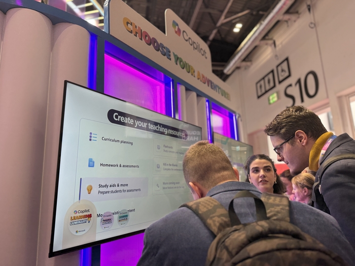 23일 벳쇼 MS 부스에서 참가자들이 다양한 MS의 기능을 살펴보고 있다. (사진=이지희 기자)