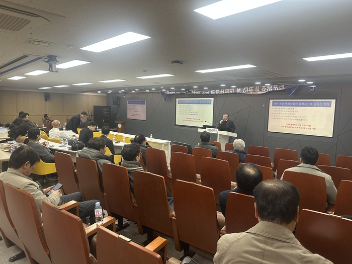 김영집 아시아사이언스파크협회장(전 광주테크노파크 원장)이 23일 오후 전남대학교 자연과학대학 1호관 사이언스홀에서 열린 '1.5도씨 포럼 운영위원회 및 전문가 초청강연'에서 '광주전남통합과 과학기술정책의 변화'을 주제로 특별강연하고 있다.