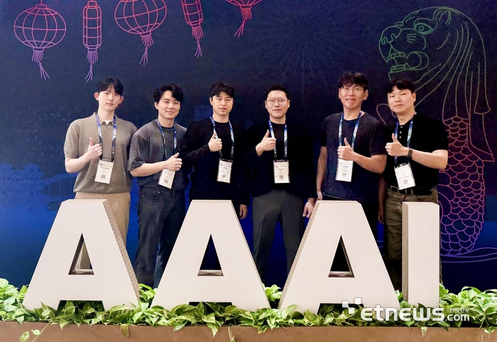 'One Model' 버전 4.0 연구 논문 작성에 참여한 홍동준, 윤형준, 홍준의 SKT 매니저, 박정 데이터분석모델링팀장, 김태산, 박기정 매니저(맨 왼쪽부터)가 기념 촬영했다.