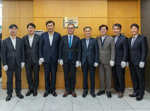 23일 농협중앙회 본관에서 개최된 농협금융 생산적금융 특별위원회 출범식에서 이찬우 NH농협금융지주 회장(왼쪽 네번째)과 위원들이 현판식 기념촬영을 하고 있다.(사진=농협금융지주)