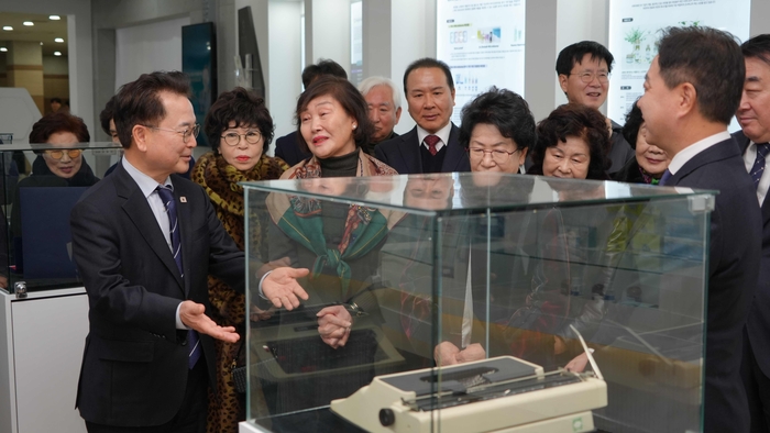 춘천시, 고 배계섭 시장 유품 기증식 개최…바이오산업 태동기 재조명