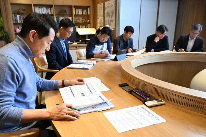 오세훈 서울시장(왼쪽)이 2026 업무보고를 받고 있다. ⓒ서울시