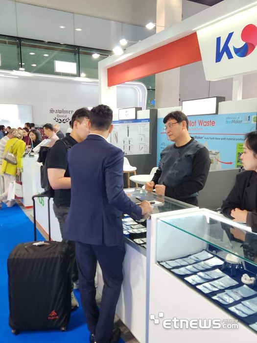 두바이 치과기자재전시회에서 해외바이어가 참가기업 이프로스의 부스를 둘러보고 있다.