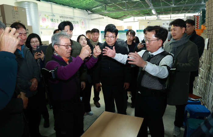 이승돈 농촌진흥청장이 지난 5일 오후 경남 함양군 수동면 시설채소작목반의 딸기농장을 방문해 관내 농업기술센터가 추진 중인 '농작업 안전재해예방 지원체계' 구축 사업 현황을 점검하고, 농업 분야 중대재해 대응 상황을 살폈다. (사진=농촌진흥청)