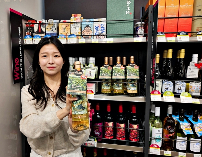 CU는 스페인 대표 와이너리인 쿠네와 협업해 가성비 화이트 와인 '음mmm! 베르데호'를 출시한다고 26일 밝혔다.