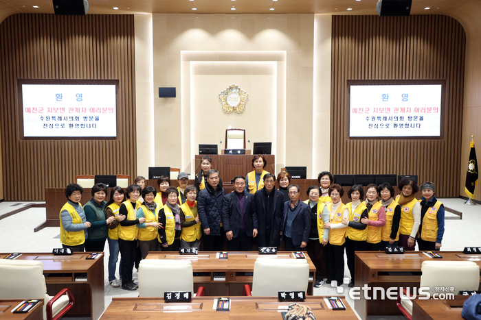 수원시의회가 24일 시의회를 찾은 대한적십자사 예천군 지보면 회원들과 기념 촬영했다.