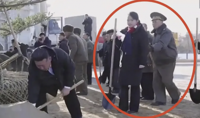 김정은 위원장이 삽질을 하는 동안 노광철 국방상이 김주애의 등을 두드리는 듯한 모습이 그대로 방송에 공개됐다. 사진=조선중앙TV