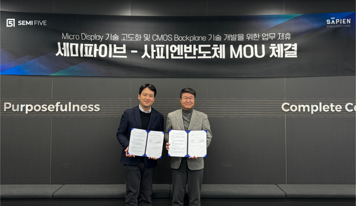 (왼쪽부터) 조명현 세미파이브 대표와 이명희 사피엔반도체 대표가 마이크로 디스플레이 기술 경쟁력 강화 및 CMOS 백플레인 기술 개발 협력을 위한 전략적 업무협약(MOU)을 체결하고 기념 사진을 찍고 있다. (사진=세미파이브)