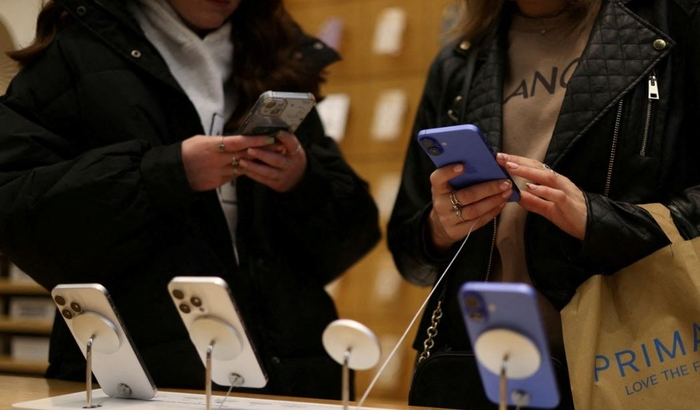 소비자들이 아이폰17 시리즈를 살펴보고 있다.