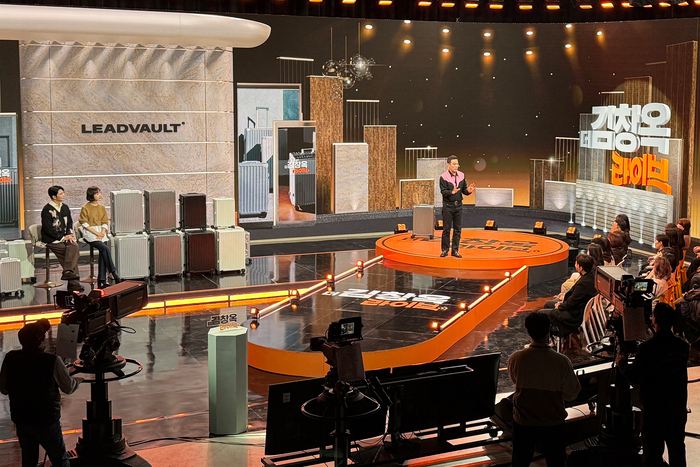 CJ온스타일 (왼쪽부터)이민웅, 박혜연 셀러가 콘텐츠 커머스 '대국민 쇼핑 솔루션 더 김창옥 라이브'를 진행하고 있다.