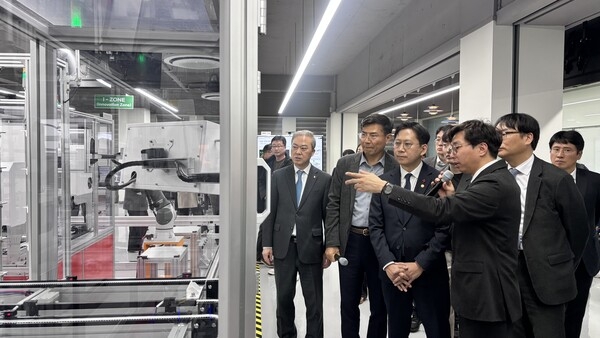 배경훈 부총리 겸 과학기술정보통신부 장관이 26일 전북 전주시 전북대학교 창조2관에서 열린 피지컬AI 실증랩 개소식에 참석해 시설을 살펴보고 있다.