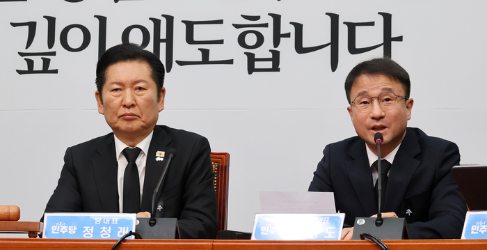 더불어민주당 한병도 원내대표가 26일 국회에서 열린 최고위원회의에서 발언하고 있다. 왼쪽은 정청래 대표. 연합뉴스