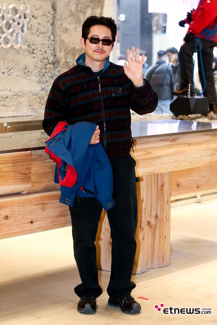 [ET포토] 스티븐연, '담백한 손인사'