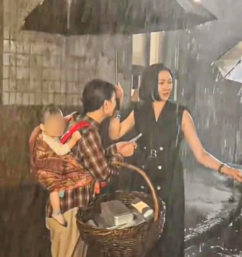 중국의 한 드라마 촬영 현장에서 폭우 속에 아기를 오랜 시간 노출시킨 사실이 알려지며 거센 비판이 일고 있다. 사진=SCMP