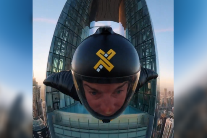 지난 22일 아랍에미리트 수도 두바이에 있는 시엘 두바이 마리나 호텔에서 선보인 에어쇼. 선두 선수가 호텔 상층에 있는 바늘귀를 통과하고 있다. 사진=엑스두바이