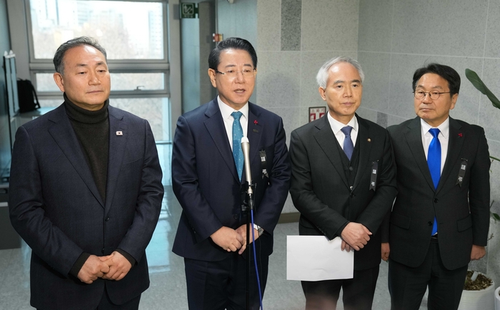 김영록 전남도지사가 27일 서울 국회의원회관에서 열린 광주·전남 행정통합 특별법 검토 제4차 간담회에서 논의된 특별법 내용을 발표하고 있다.