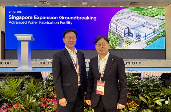 사진 왼쪽부터 오영주 한미 싱가포르 법인장과 이명호 한미반도체 부사장