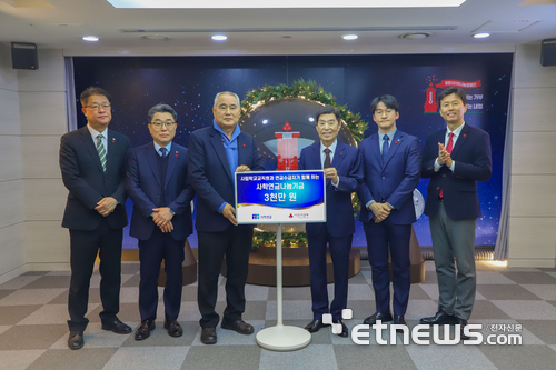 사학연금남눔기금전달식.  (가운데 왼쪽) 송하중 사학연금공단 이사장과 (가운데 오른쪽) 김병준 사회복지공동모금회 회장이 기념촬영 하고 있다.