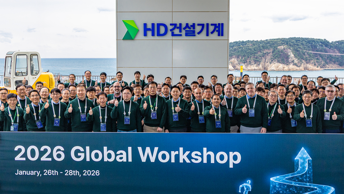 울산 동구 HD건설기계 GOC에서 진행된 '2026 글로벌 워크샵'에서 임직원과 해외 주재원들이 기념 촬영을 하고 있다. HD건설기계