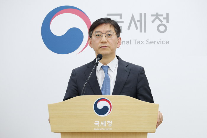 안덕수 국세청 조사국장이  27일 정부세종청사에서  '생필품 폭리 탈세자'에  대한 세무조사 브리핑을 진행 중이다.  (사진=국세청)