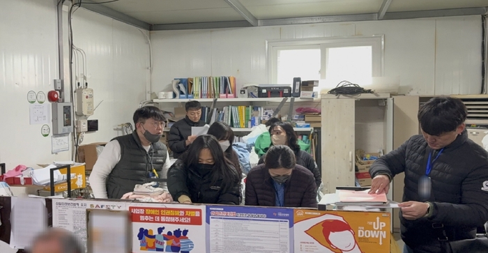 강제수사 현장 사진 . 출처 : 고용노동부