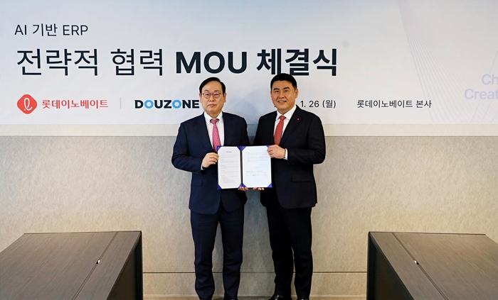 지난 26일 이강수 더존비즈온 부회장(왼쪽)과 김경엽 롯데이노베이트 대표가 롯데이노베이트 본사에서 업무협약을 체결하고 기념촬영을 하고 있다.