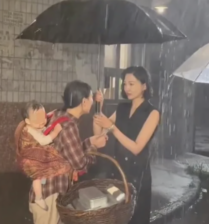 중국의 한 드라마 촬영 현장에서 폭우 속에 아기를 오랜 시간 노출시킨 사실이 알려지며 거센 비판이 일고 있다. 사진=SCMP