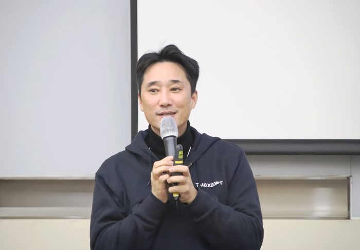 지난 26일 이형용 티맥스소프트 대표이사가  '2026년 전사 사업전략 워크숍'에서 '글로벌 AI 비즈니스 플랫폼 전문기업'으로 체질 혁신한다는 포부를 전하고 있다.