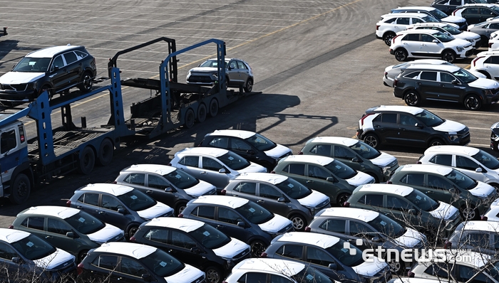 도널드 트럼프 미국 대통령이 26일(현지시간) 사회관계망서비스(SNS) 트루스소셜을 통해 한국 의회가 무역 합의를 이행하지 않고 있다며 상호관세를 비롯해 자동차 등 품목 관세를 15%에서 25%로 인상하겠다고 밝혔다. 27일 경기 평택시 평택항에 수출을 앞둔 차량이 세워져 있다.  이동근기자 foto@etnews.com