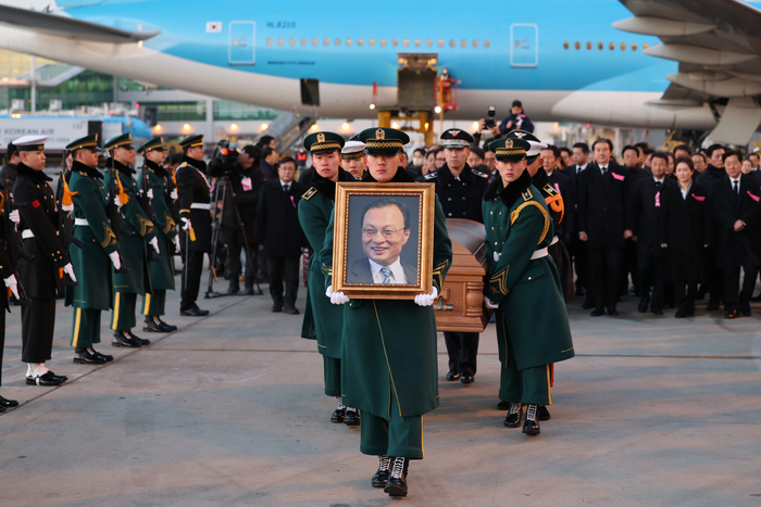 민주평통 수석부의장으로서 베트남 출장 중 갑작스럽게 별세한 고 이해찬 전 국무총리의 시신이 27일 인천국제공항에 도착, 빈소가 마련된 서울대병원 장례식장으로 운구되고 있다. 연합뉴스