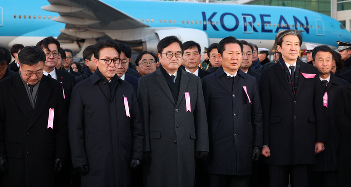 민주평통 수석부의장으로서 베트남 출장 중 갑작스럽게 별세한 고 이해찬 전 국무총리의 시신이 27일 인천국제공항에 도착, 상임 장례위원장을 맡은 김민석 국무총리를 비롯해 우원식 국회의장과 더불어민주당 정청래 대표 등이 영접하며 추모하고 있다. 연합뉴스
