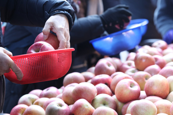 설 명절을 앞둔 27일 서울의 한 전통시장에서 시민들이 장을 보고 있다.(사진=연합뉴스)