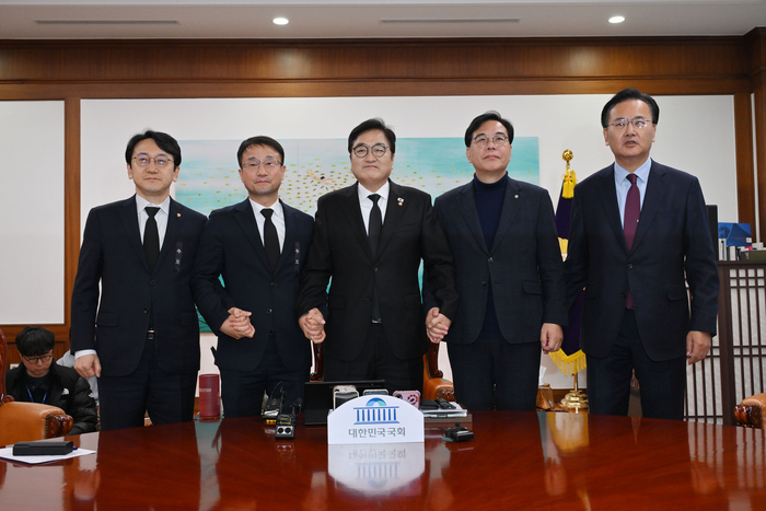 더불어민주당 한병도 원내대표(왼쪽 두번째)와 국민의힘 송언석 원내대표(오른쪽 두번째)가 27일 국회에서 우원식 국회의장(가운데) 주재로 열린 여야 원내대표 회동에서 만나 기념 촬영하고 있다. 왼쪽부터 더불어민주당 천준호 원내운영수석부대표와 한 원내대표, 우 의장, 국민의힘 송 원내대표와 유상범 원내운영수석부대표. 연합뉴스