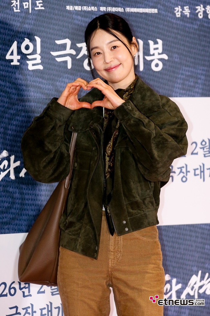 [ET포토] 한혜진, '텐션 높은 하트'