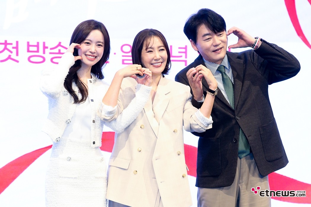 [ET포토] 진세연-유호정-김승수, '사랑이 가득한 가족'