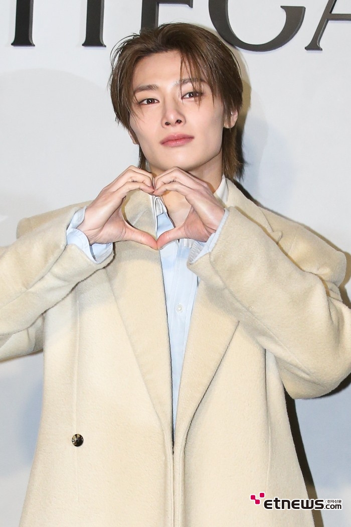 [ET포토] 슻트레이키즈 아이엔. '하트보고 추위 녹이세요'