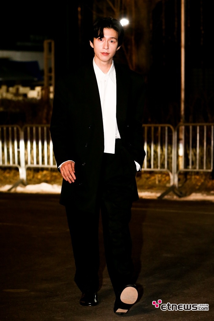 [ET포토] 홍경, '겨울 밤길을 걸으며'